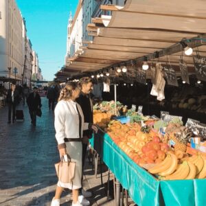 parisians-at-20th-arrondissement-market.jpg